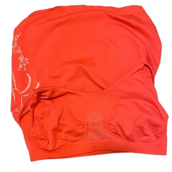 Reebok, Size M, breathable tank top, nice print design. Awesome vivid color. - Picture 4 of 13